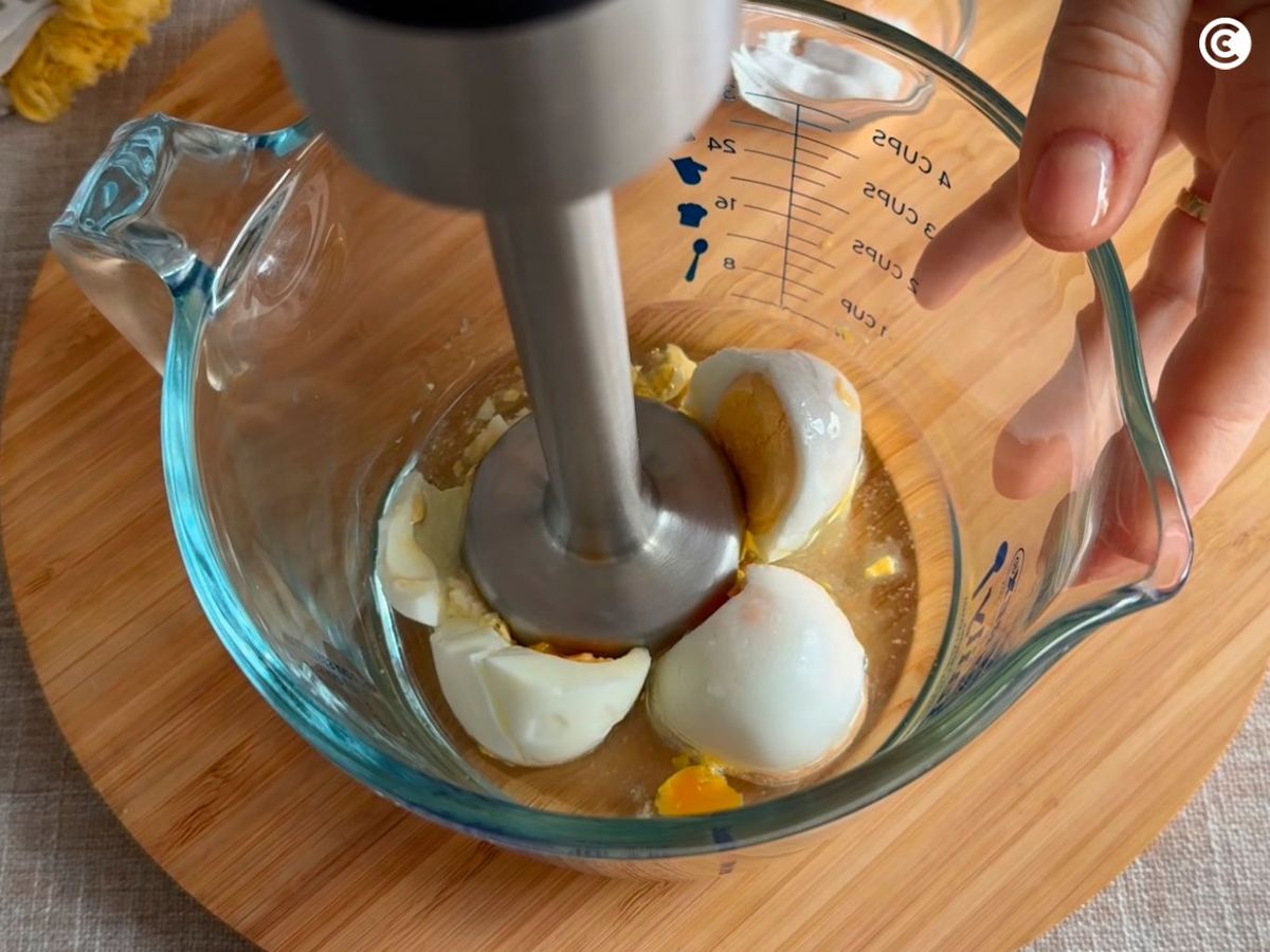 Preparar la mayonesa de huevos cocidos para los espárragos rellenos