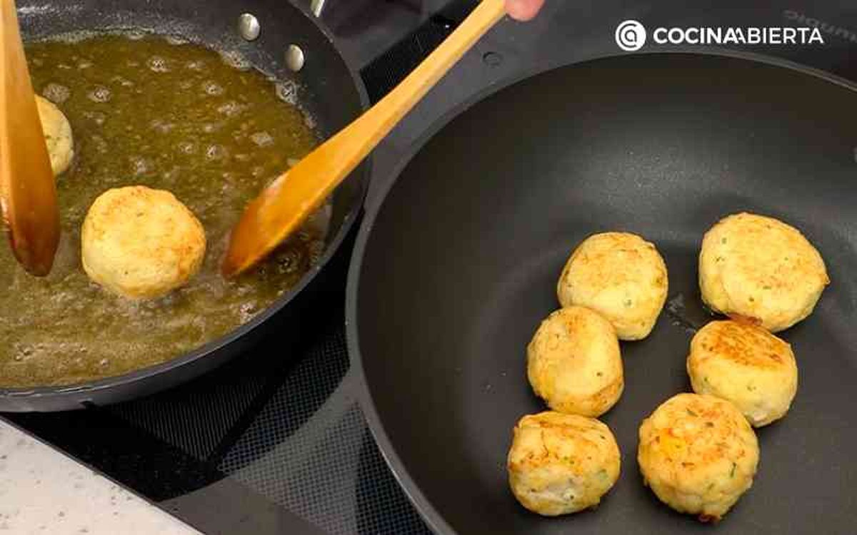 Fríe las albóndigas
