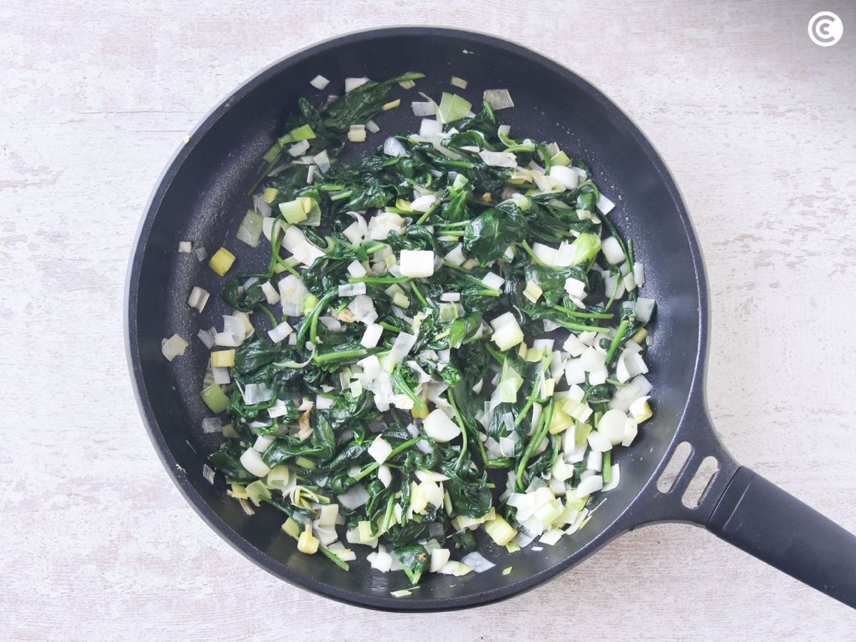 Salteado de espinacas y puerros para el relleno de la quiche