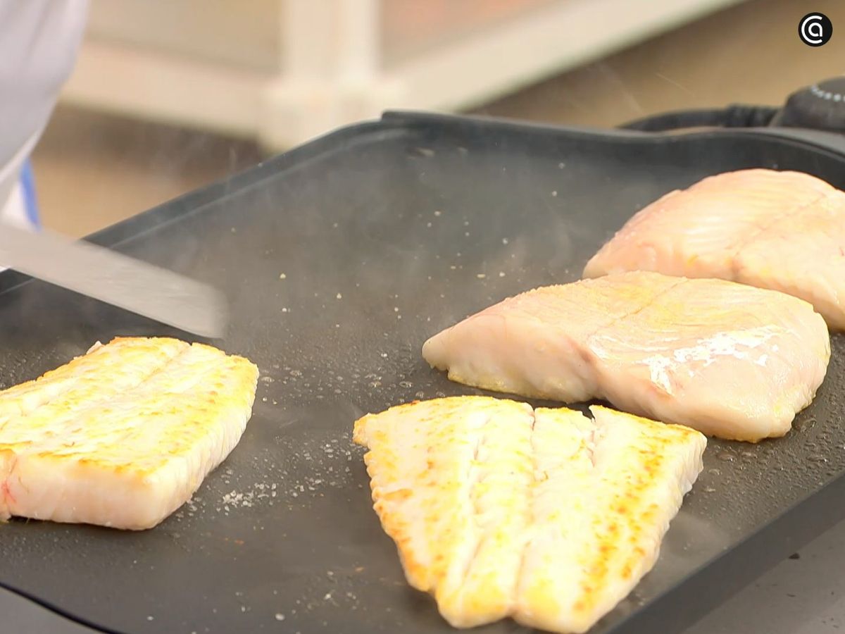 Haz los lomos de merluza a la plancha hasta que queden jugosos