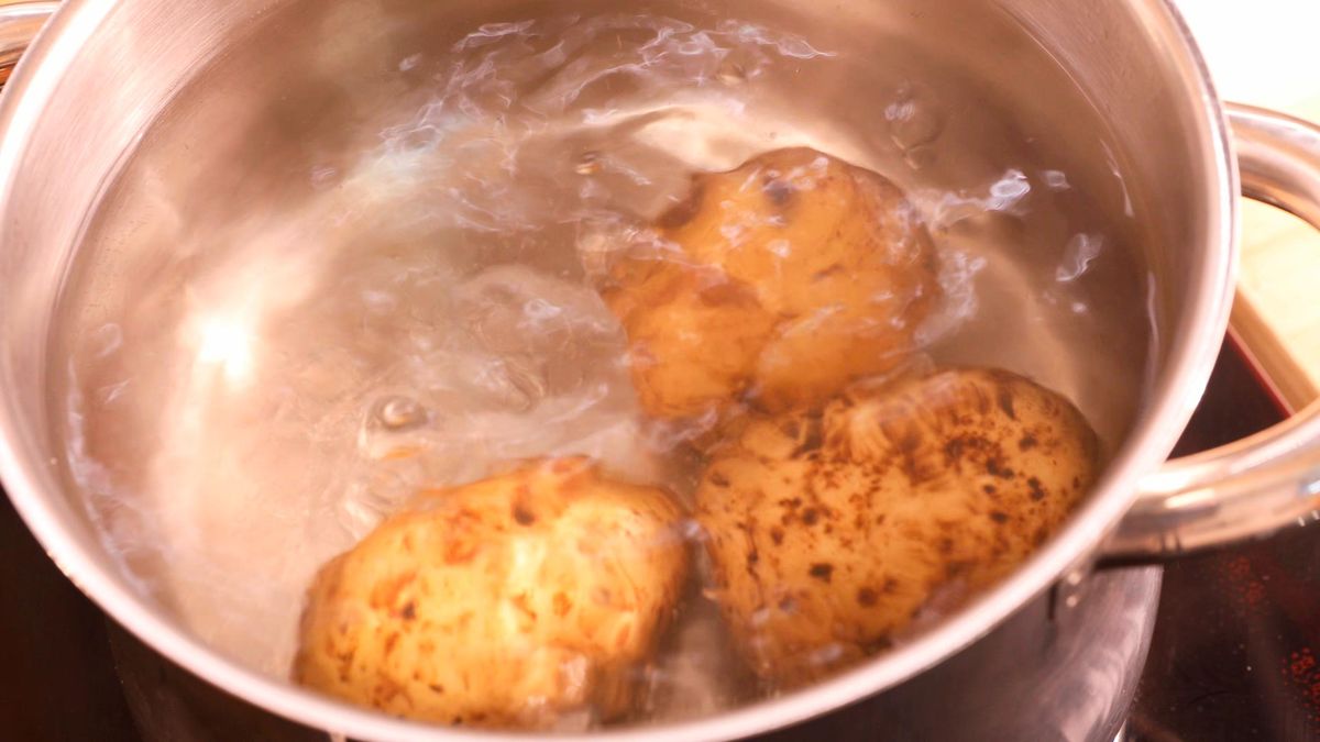 Ensalada de salmón ahumado con patatas   Paso 1
