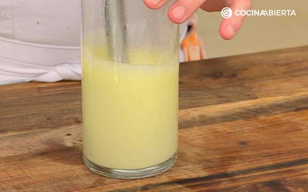 Sigue triturando hasta que emulsione