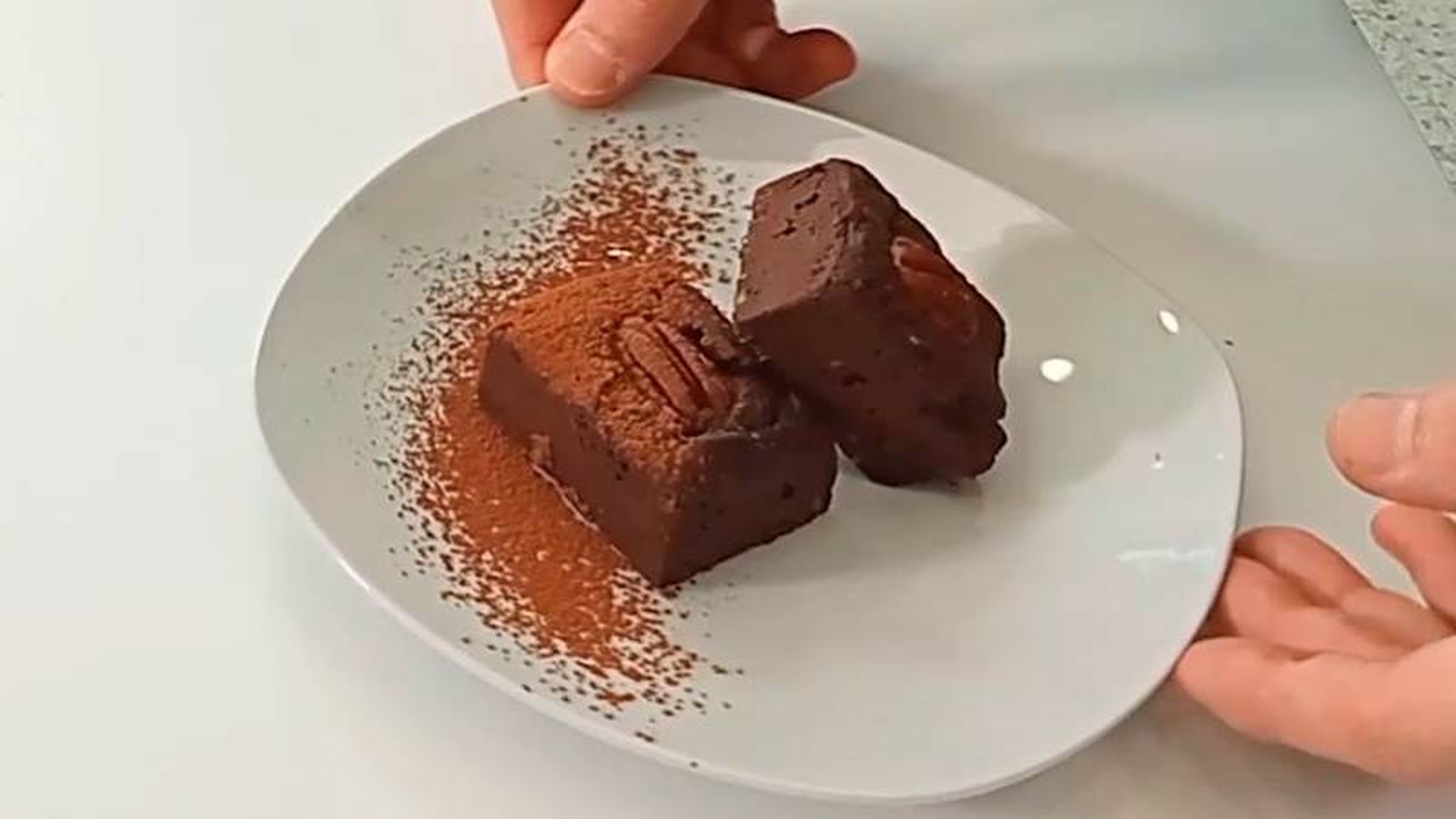 Sirve el brownie de chocolate y aguacate Sirve el brownie de chocolate y aguacate