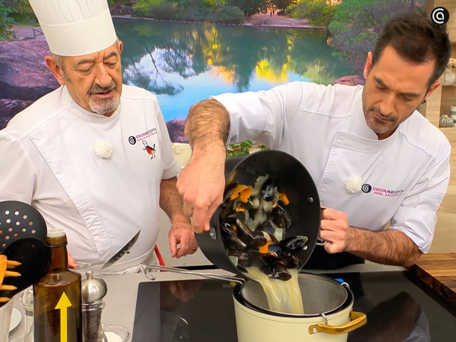 Cuela el caldo de cocción de los mejillones