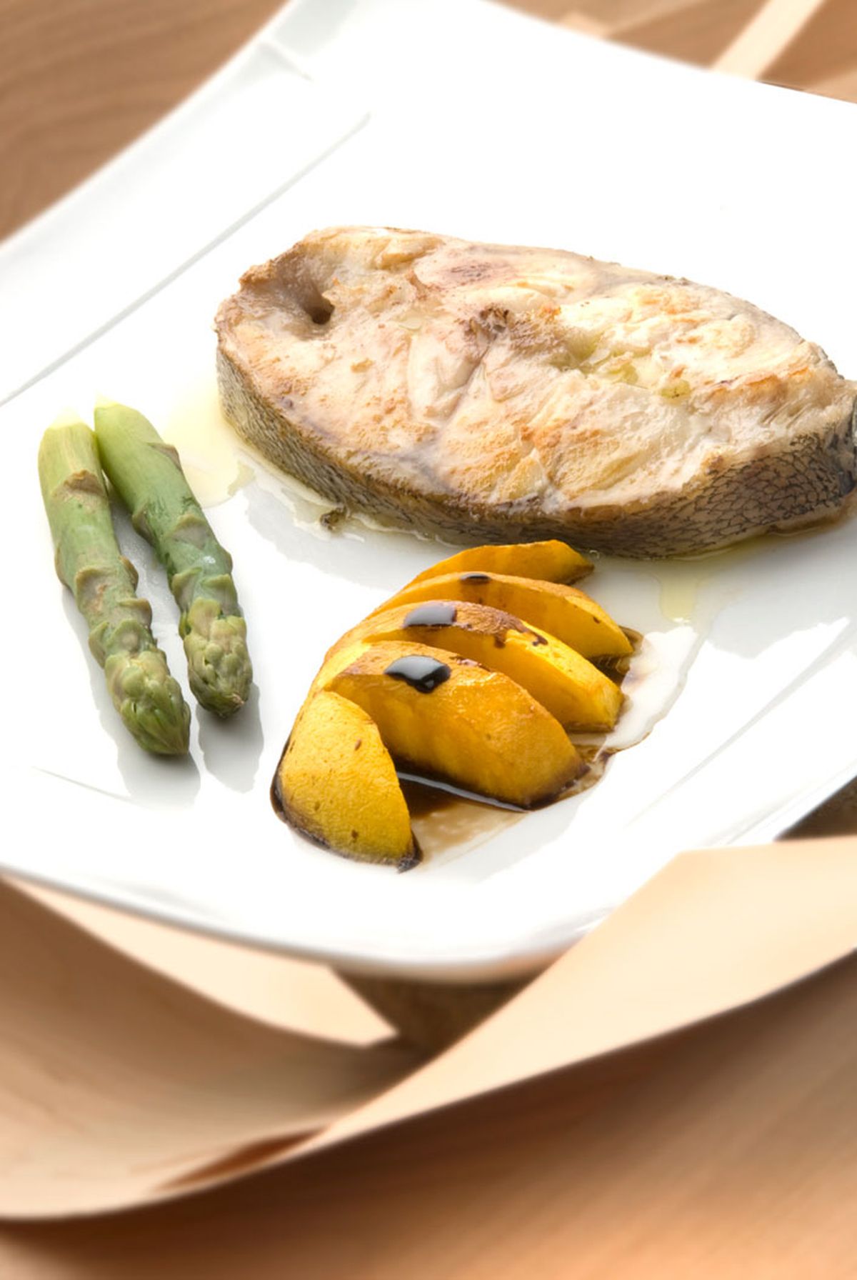 Mero a la albahaca con melocotón asado