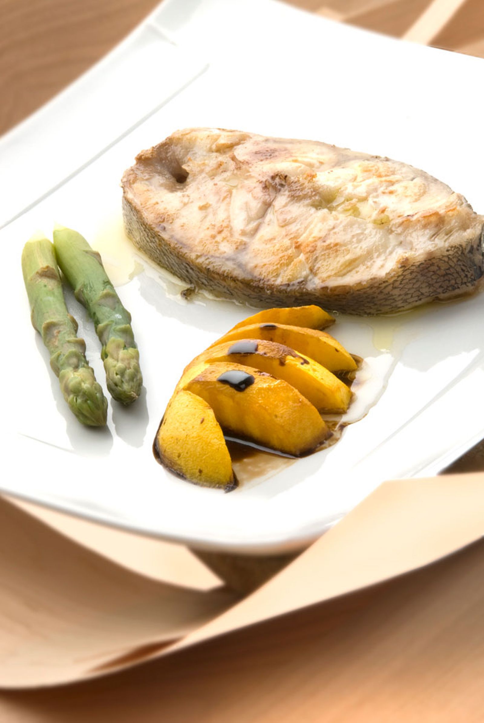Mero a la albahaca con melocotón asado Mero a la albahaca con melocotón asado