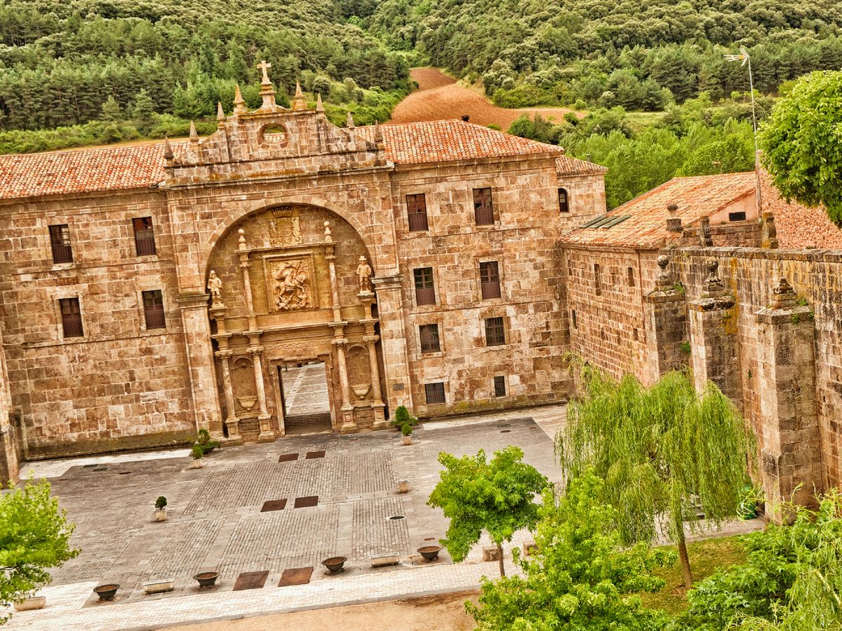 El Monasterio de Yuso, en San Millán de la Cogolla, Patrimonio de la Humanidad y cuna de historia y gastronomía.
