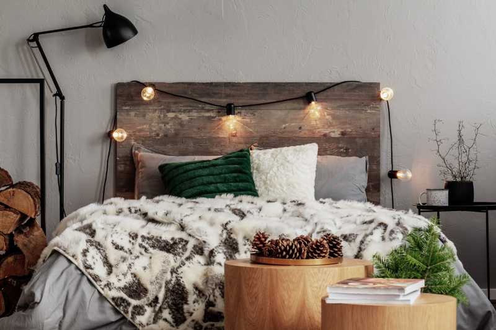 Dormitorio con guirnalda de luces en el cabecero.
