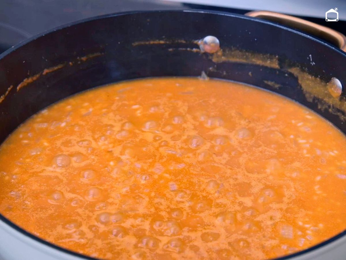 Cocer el arroz antes de incorporar las almejas
