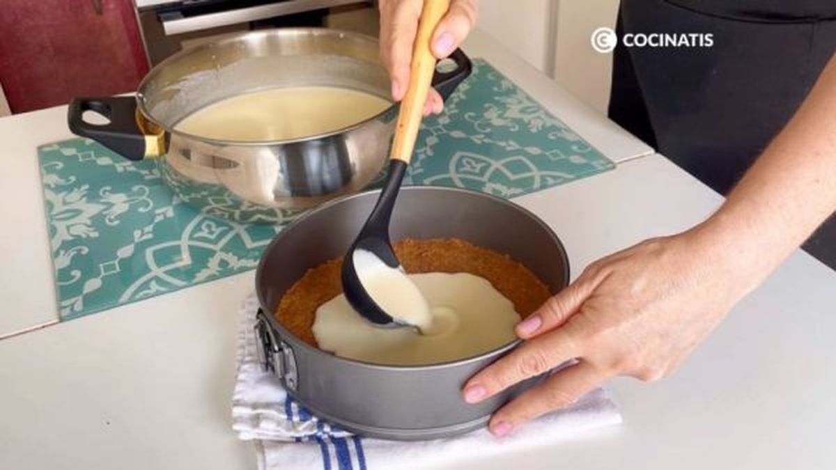 Vertemos la masa sobre la base de galleta