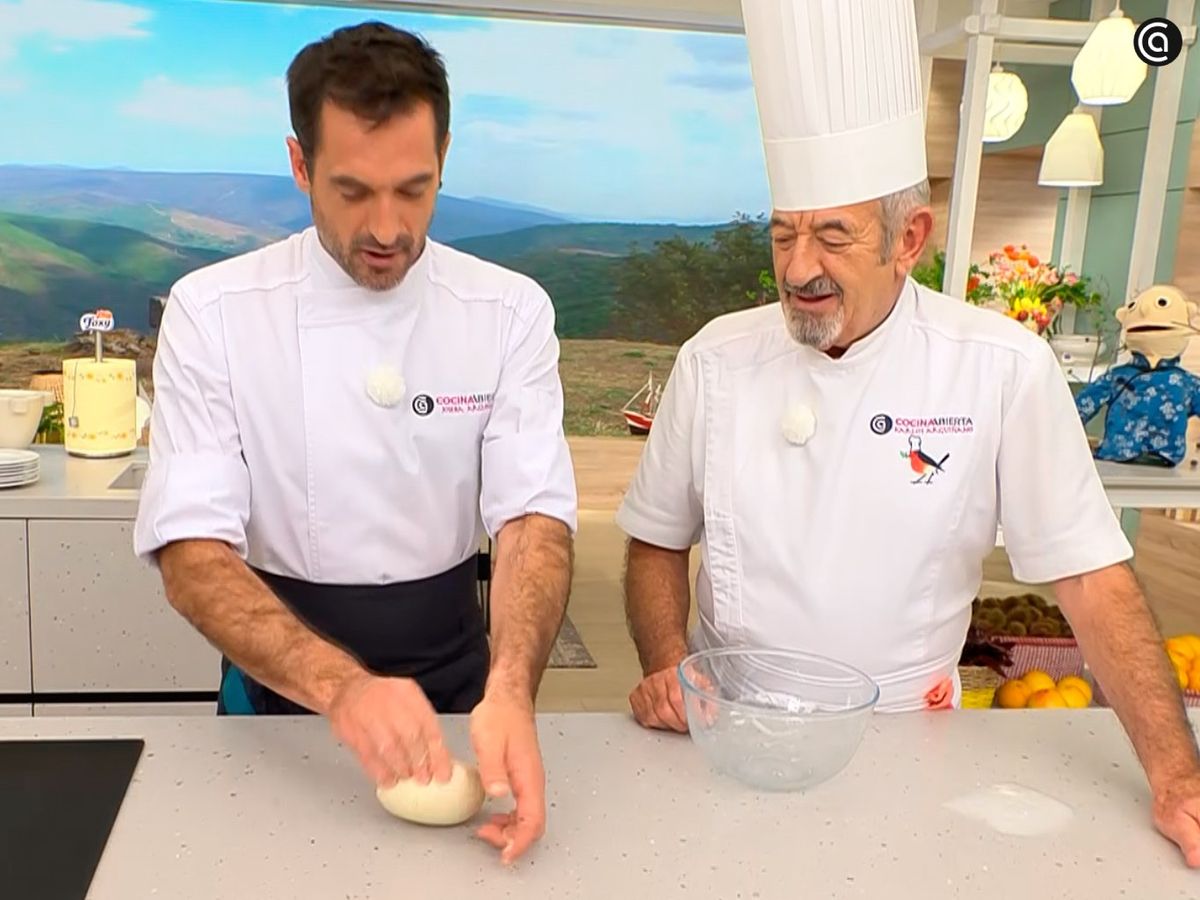 Amasa con fuerza y deja fermentar en un bol tapado