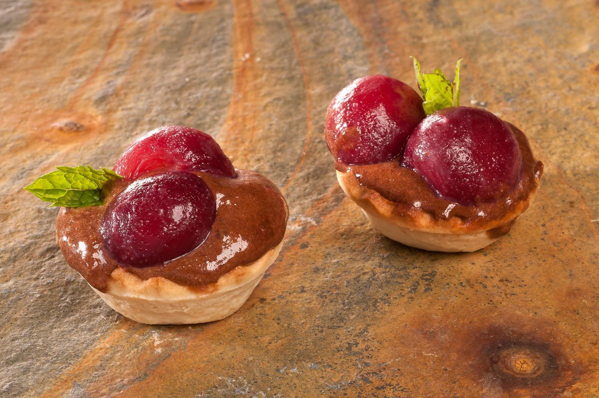 Tartaletas de mousse de chocolate con cerezas de Bruno Oteiza