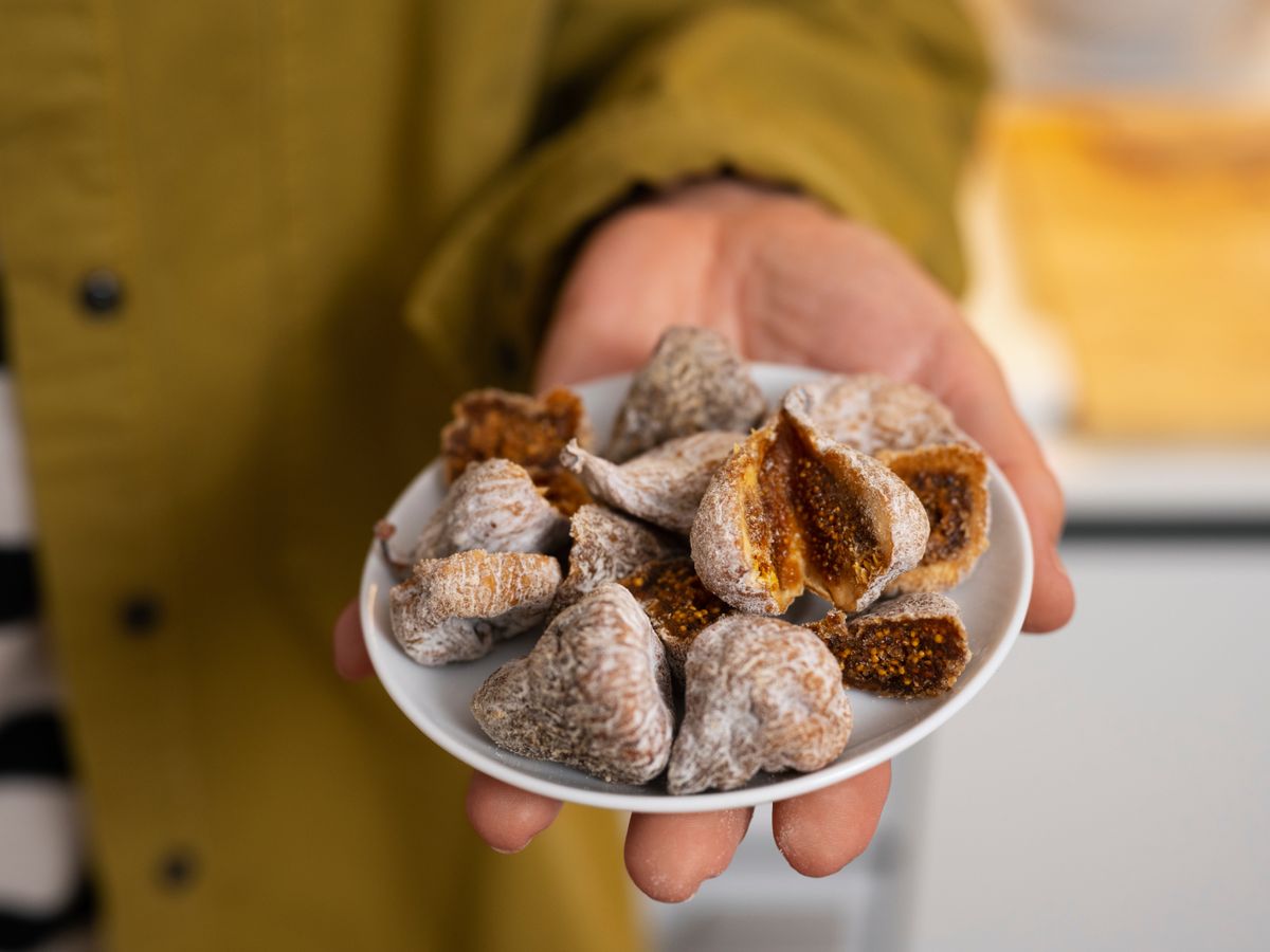 Los higos secos concentran el dulzor natural y son un tentempié perfecto o un ingrediente para postres.