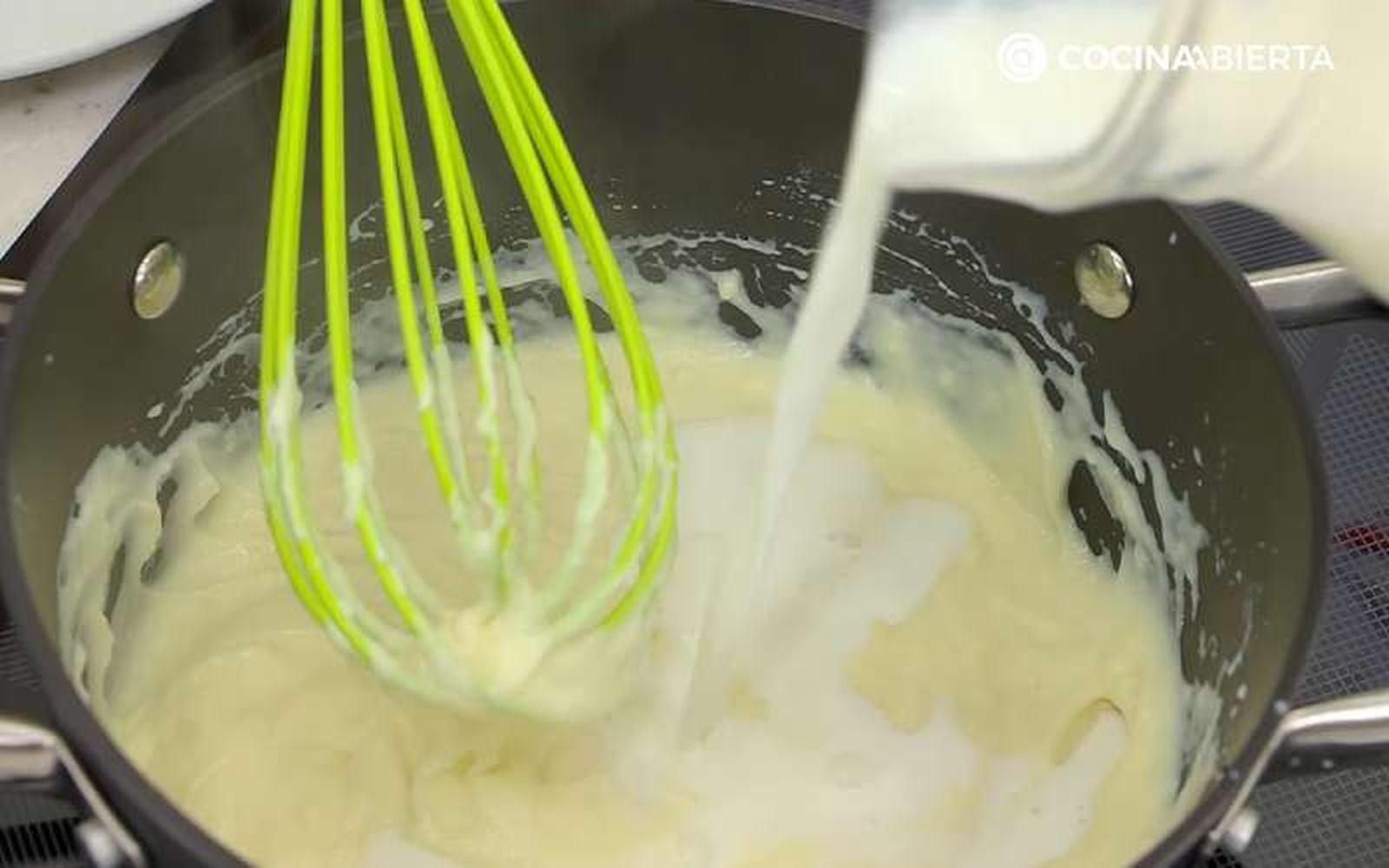 Vierte la leche poco a poco sin dejar de remover Vierte la leche poco a poco sin dejar de remover