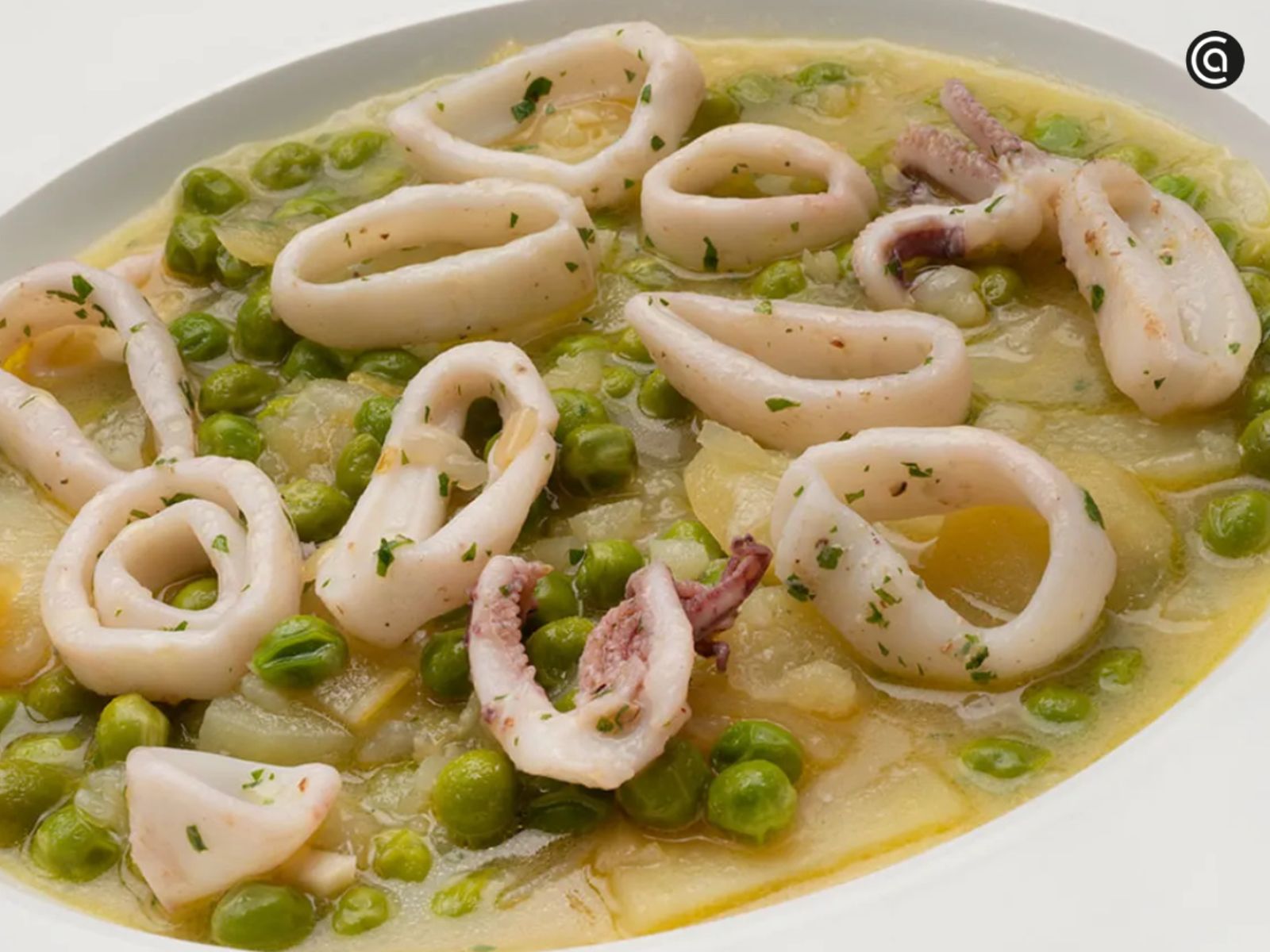 Un plato de guisantes con calamar que aporta frescura y suavidad a la comida del día de Reyes.