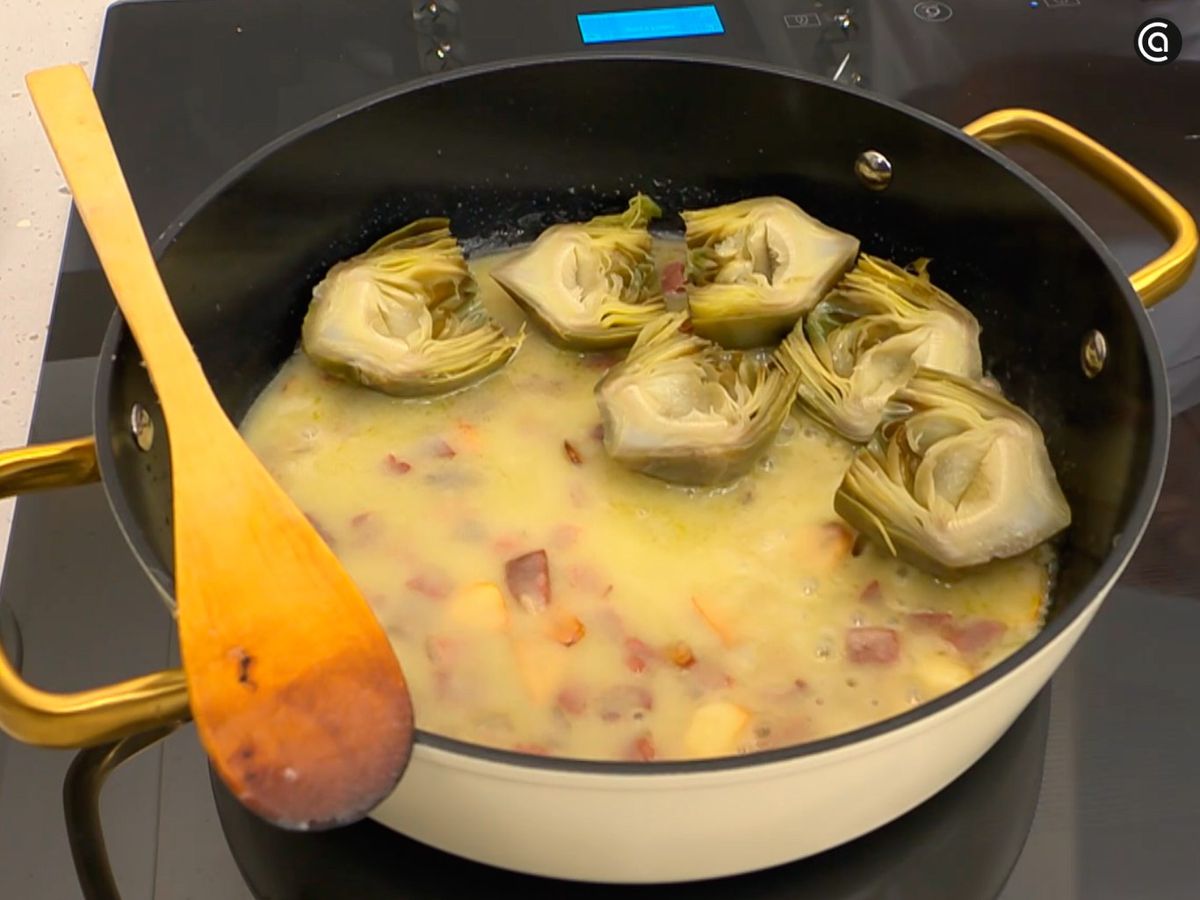 Sofríe la harina en aceite con el jamón y, después, incorpora las alcachofas ya cocidas