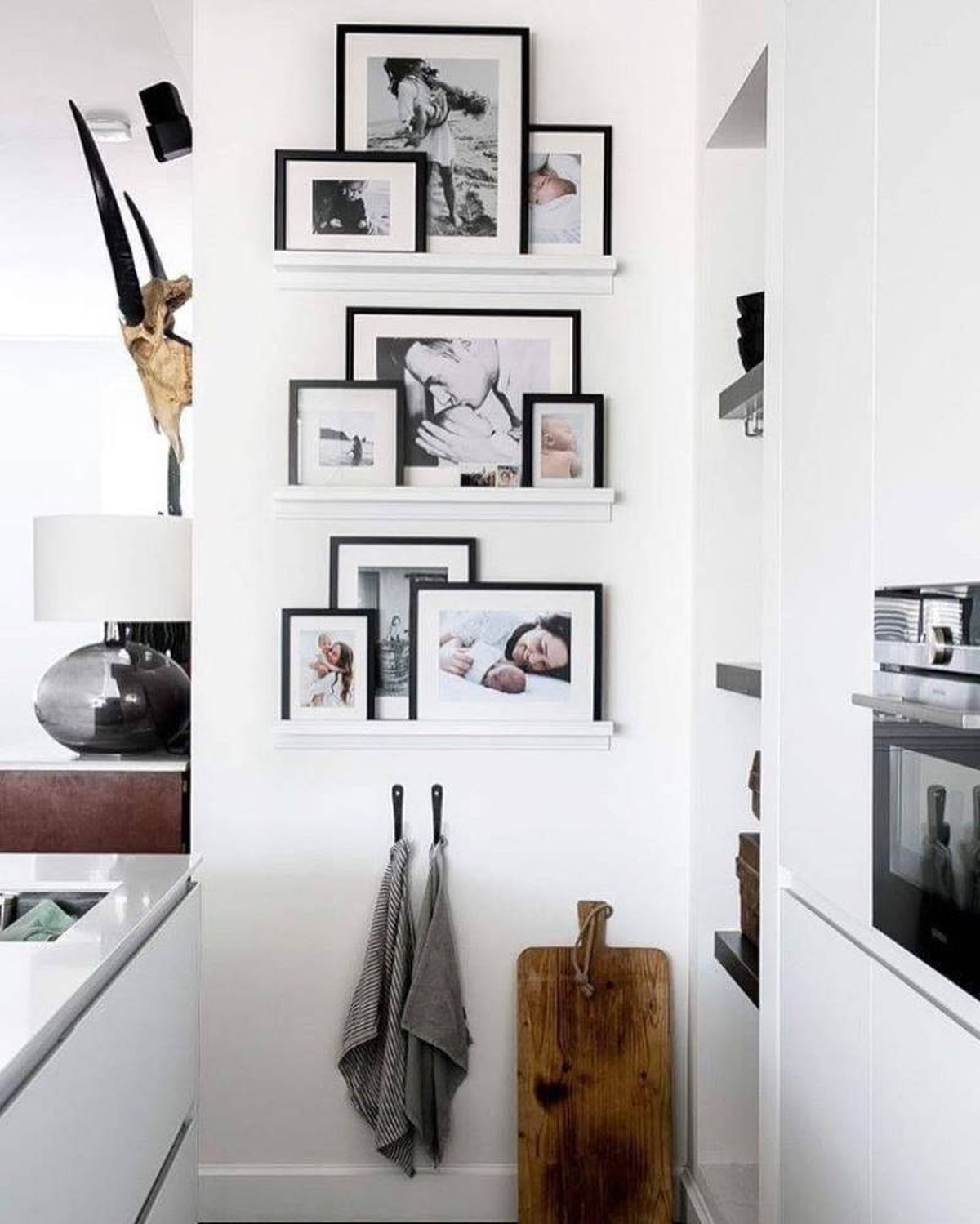 Cocina decorada con fotos en baldas.