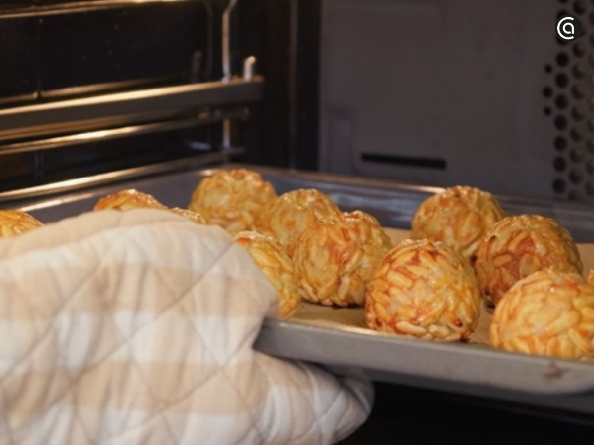 Los panellets se hornean hasta que los piñones estén dorados.