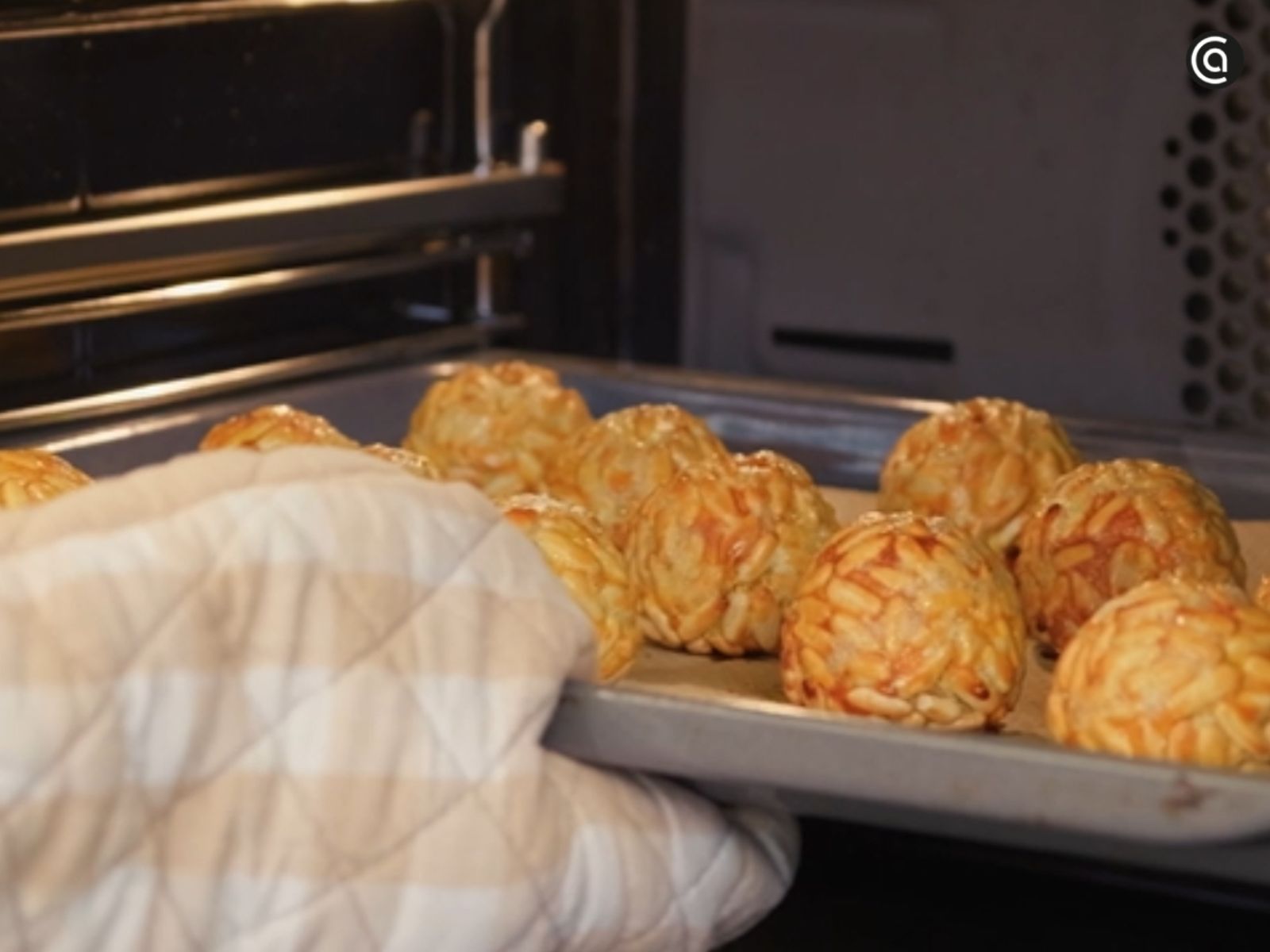 Los panellets se hornean hasta que los piñones estén dorados. Los panellets se hornean hasta que los piñones estén dorados.