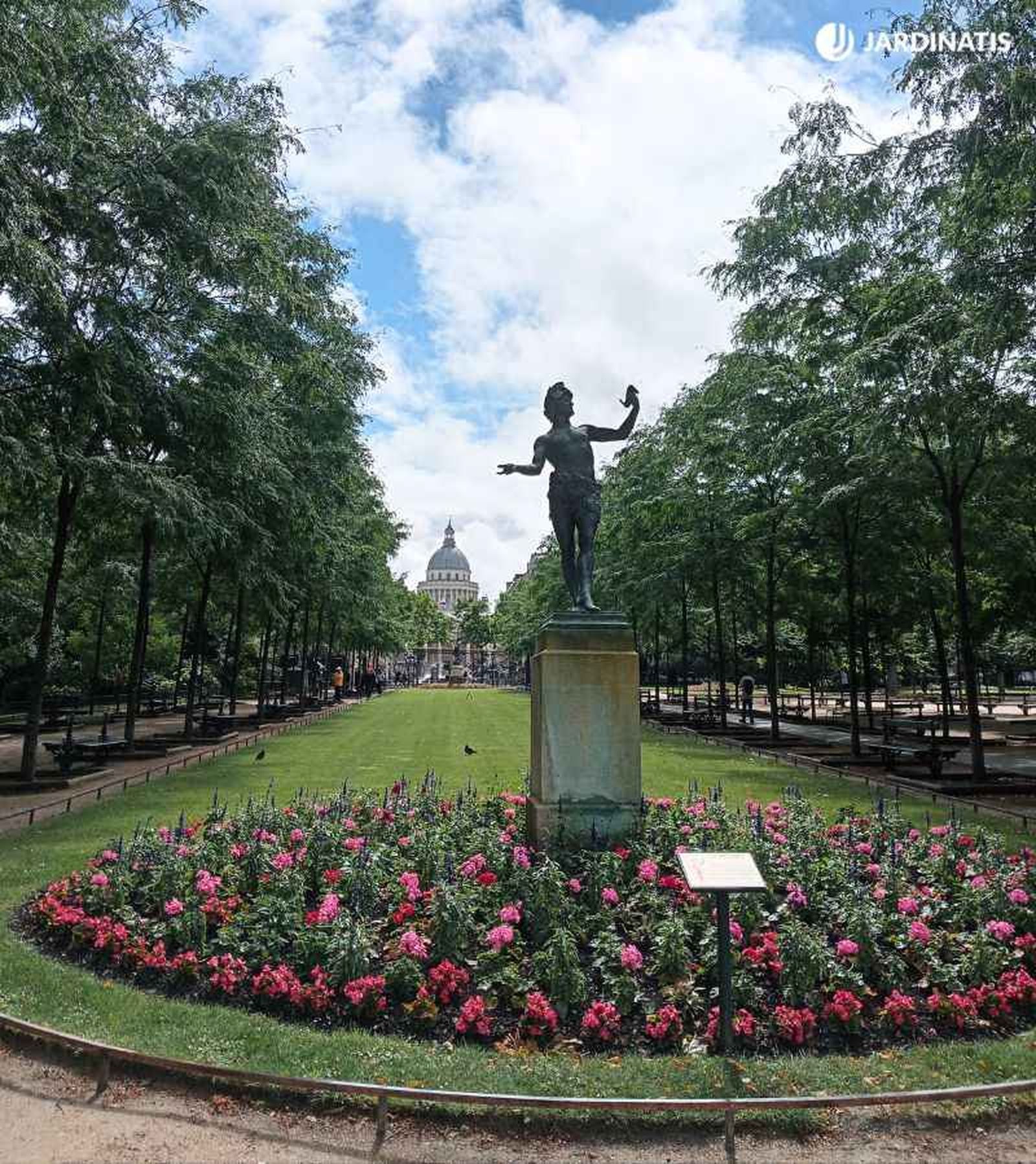En el parque hay un gran número de estatuas