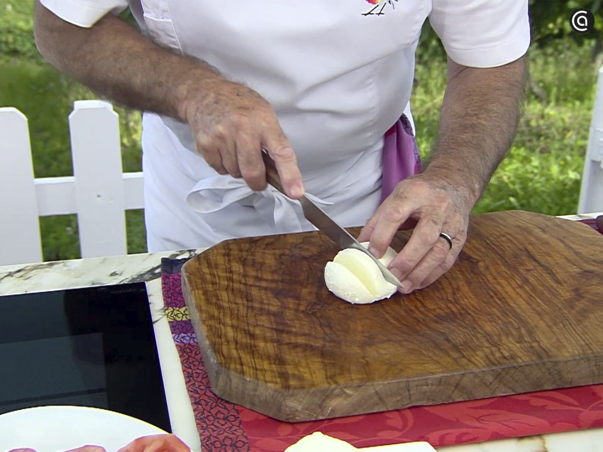 Corta la mozzarella en rodajas