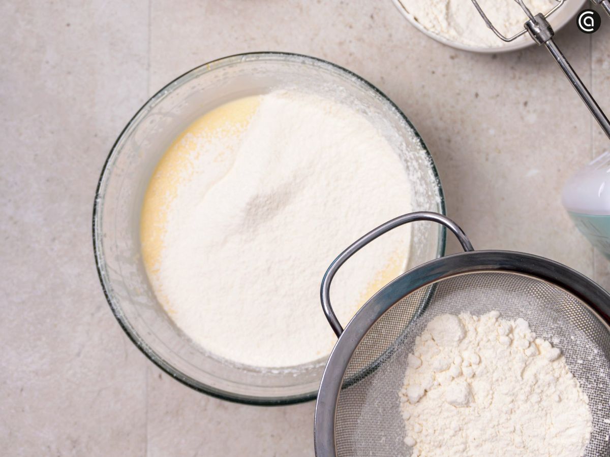 Tamiza la harina junto con la levadura e incorpórala a la mezcla