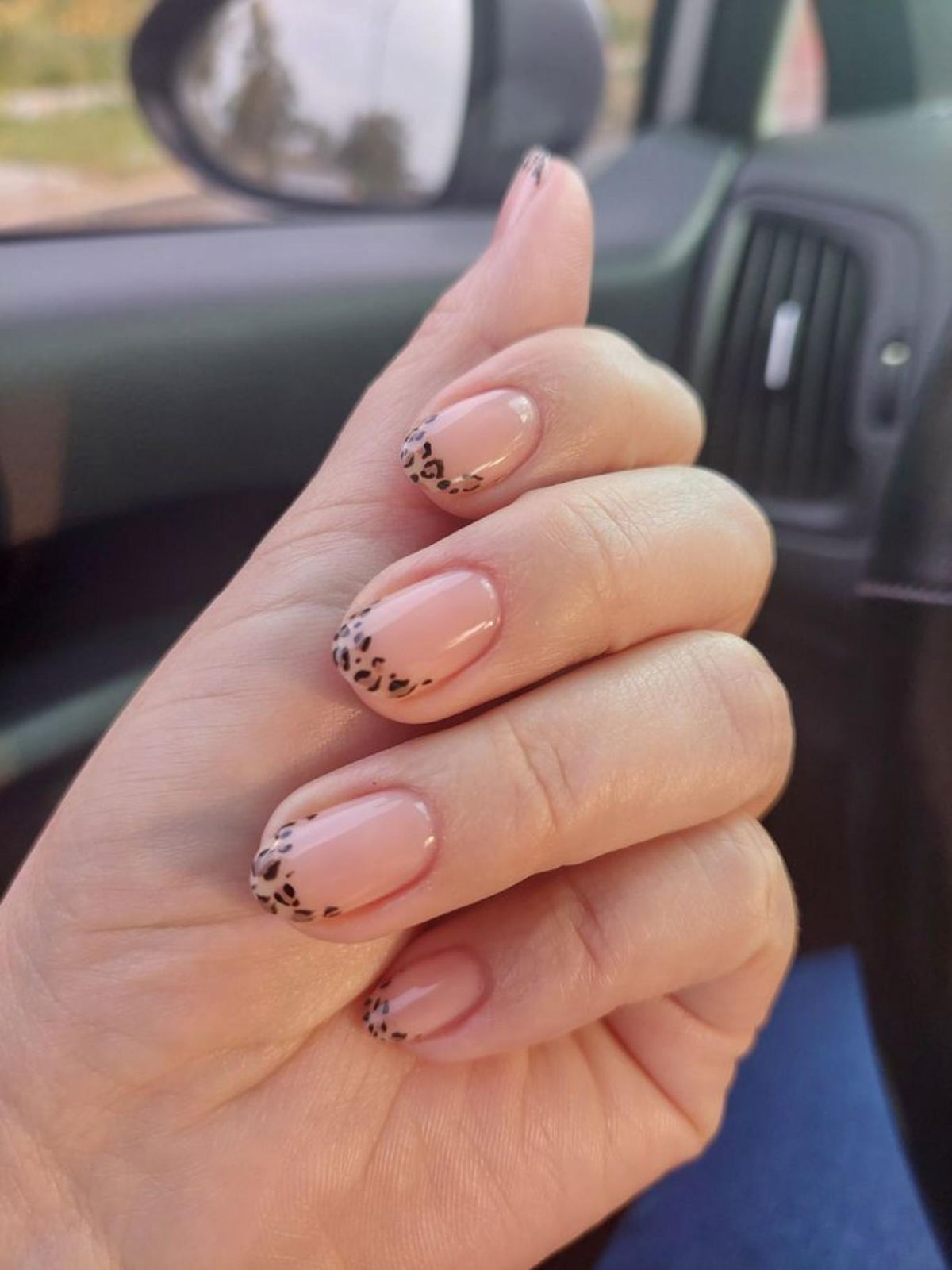 Uñas francesas de leopardo.