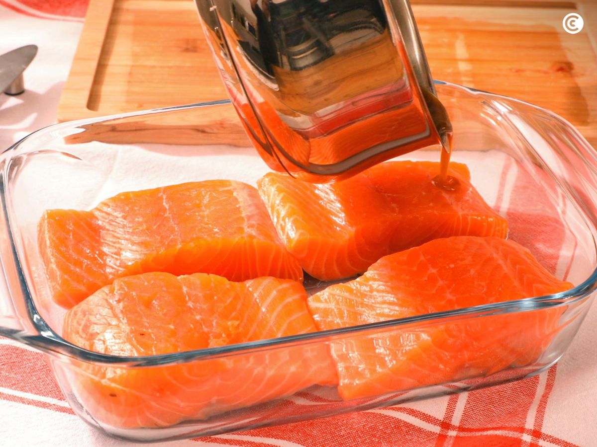 Cubre los lomos de salmón con la salsa teriyaki