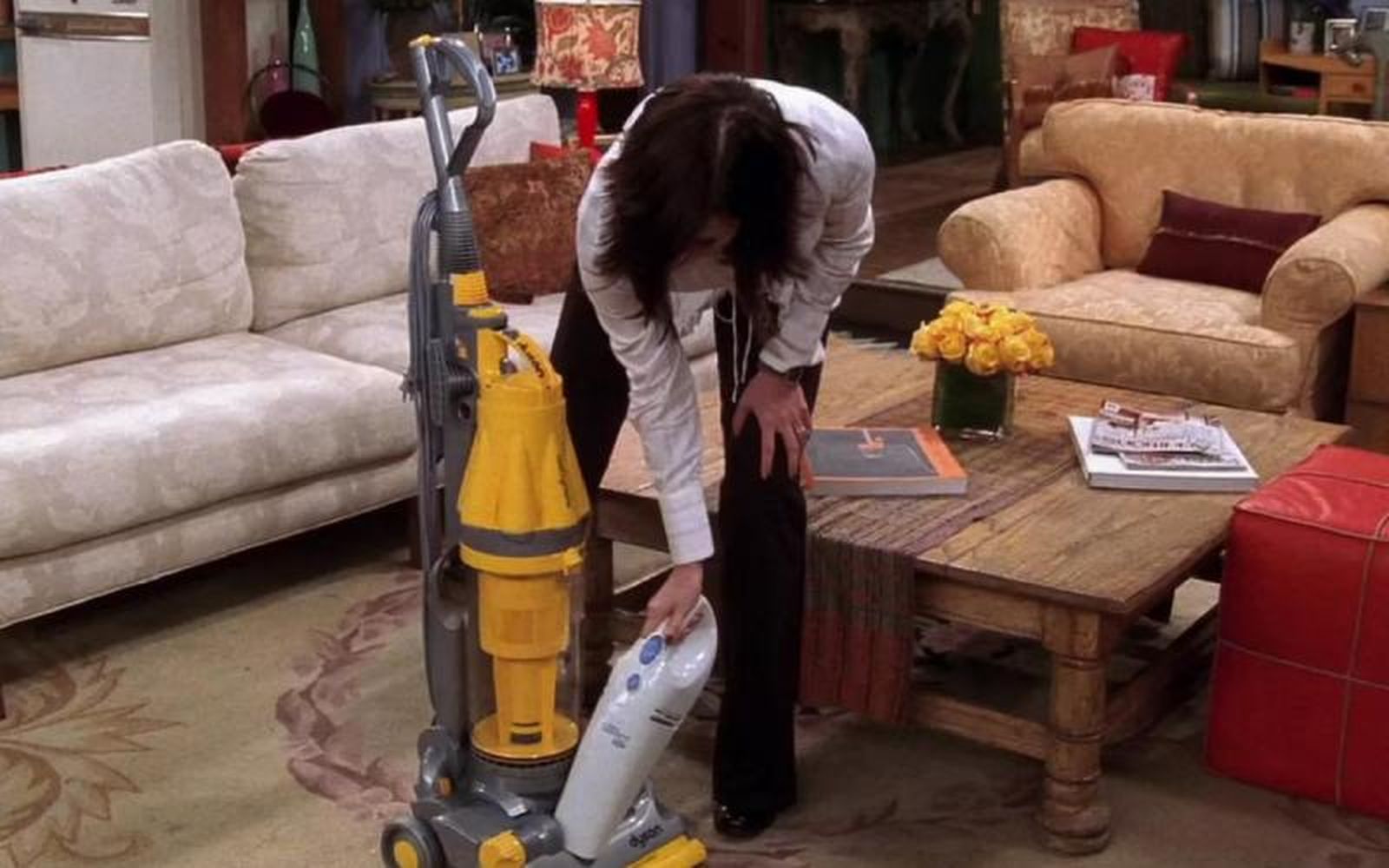 Mónica Geller limpiando su aspiradora con un aspirador de mano / Fotograma de Friends. Mónica Geller limpiando su aspiradora con un aspirador de mano / Fotograma de Friends.