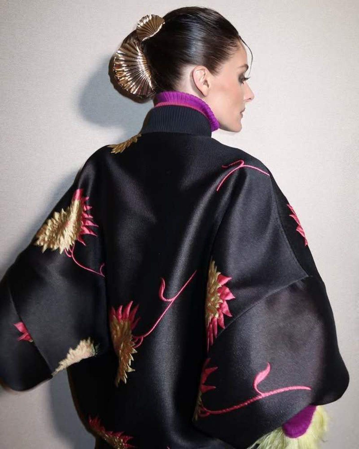 Olivia Palermo logra una imagen sofisticada con dos pinzas doradas en el pelo