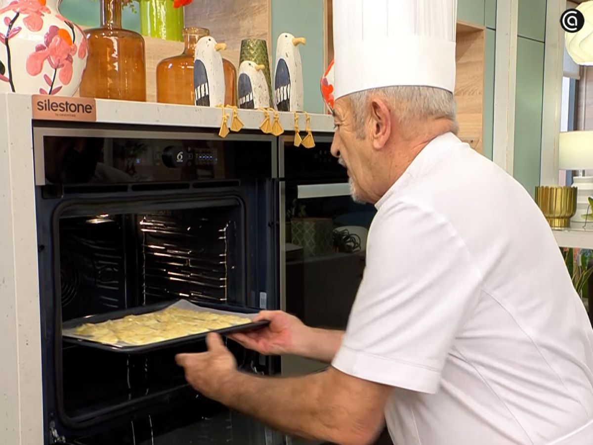 Metemos la bandeja en el horno para que los hojaldres se doren a 200 ºC.