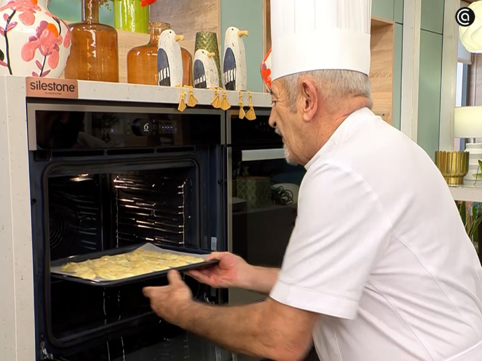 Metemos la bandeja en el horno para que los hojaldres se doren a 200 ºC.