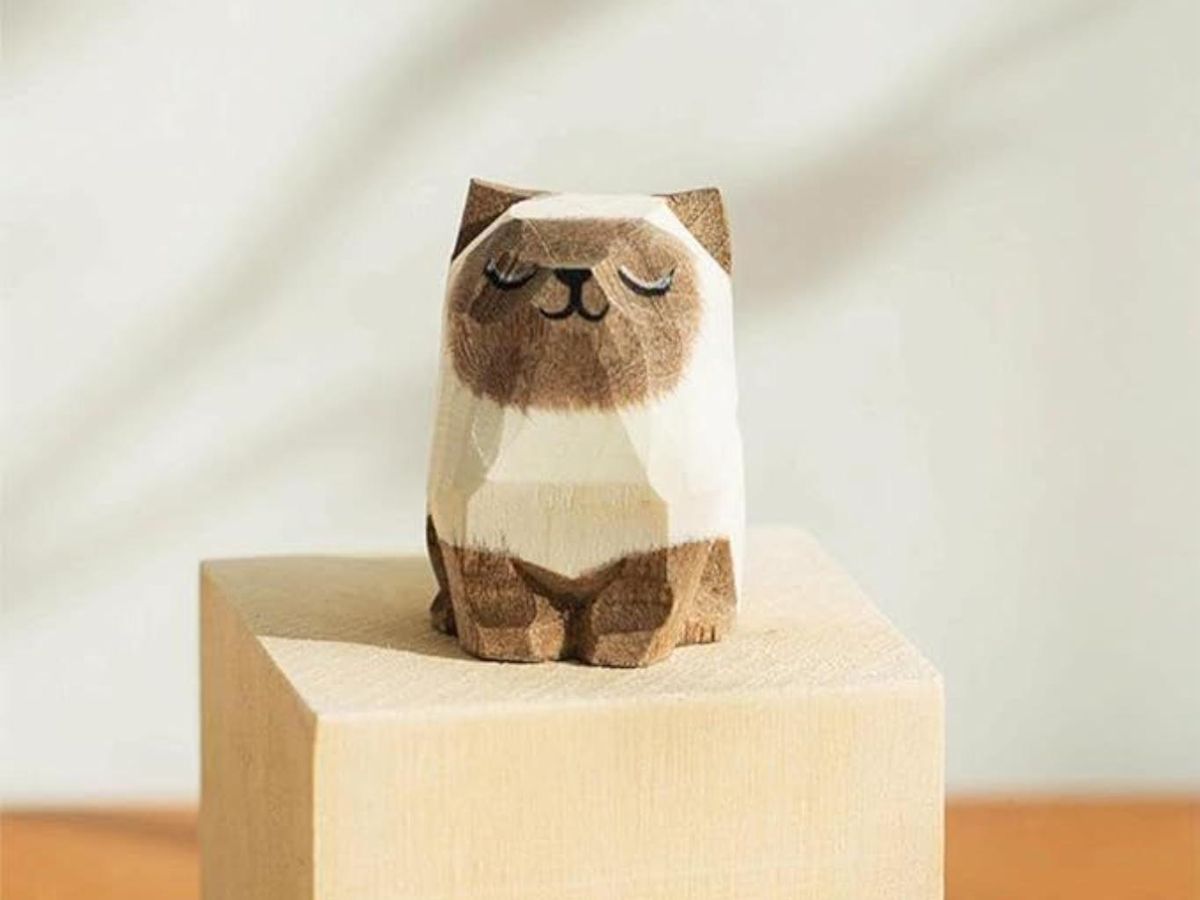 Gatito siamés tallado con madera de tilo.