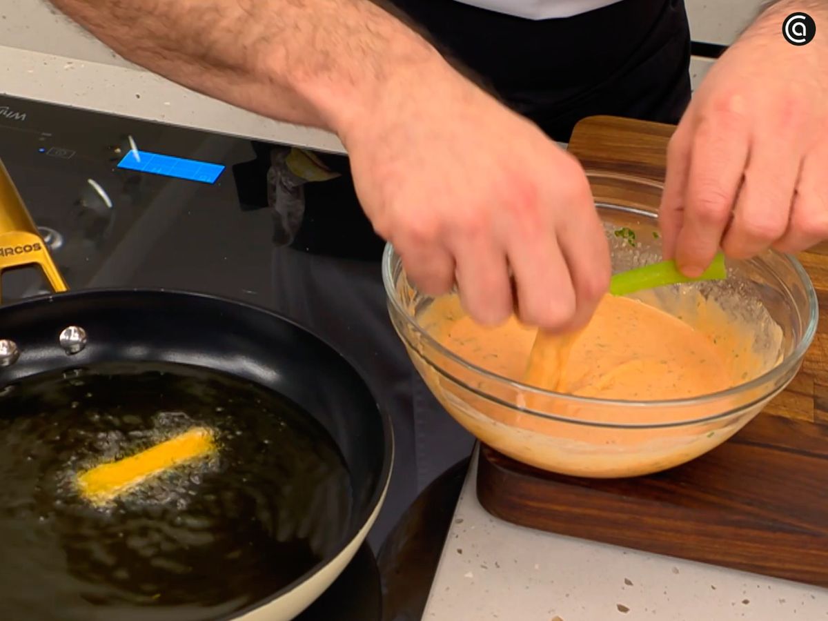 Cubre la borraja con la masa de tempura y fríela en aceite caliente
