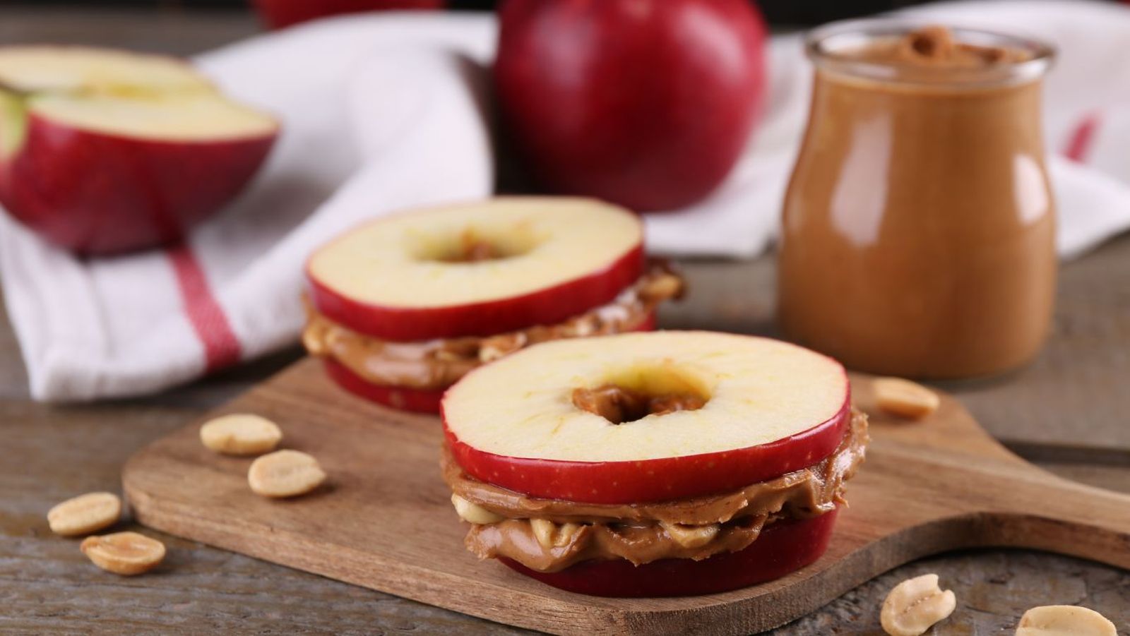 Manzana con crema de cacahuete