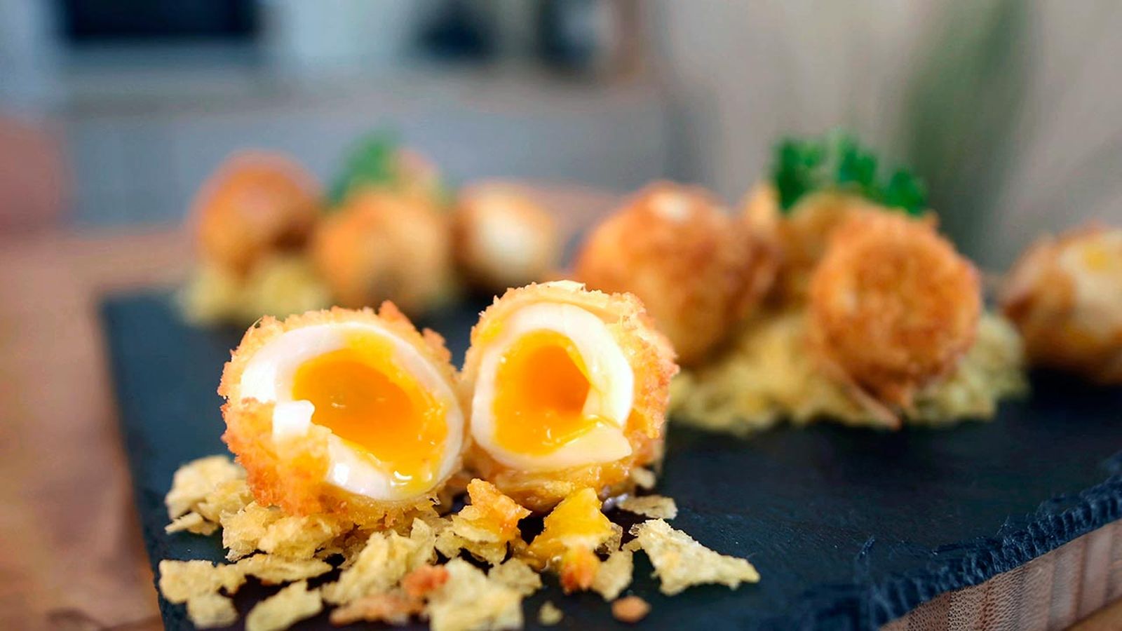 Huevos de codorniz rebozados con almendra paso 7 Huevos de codorniz rebozados con almendra paso 7