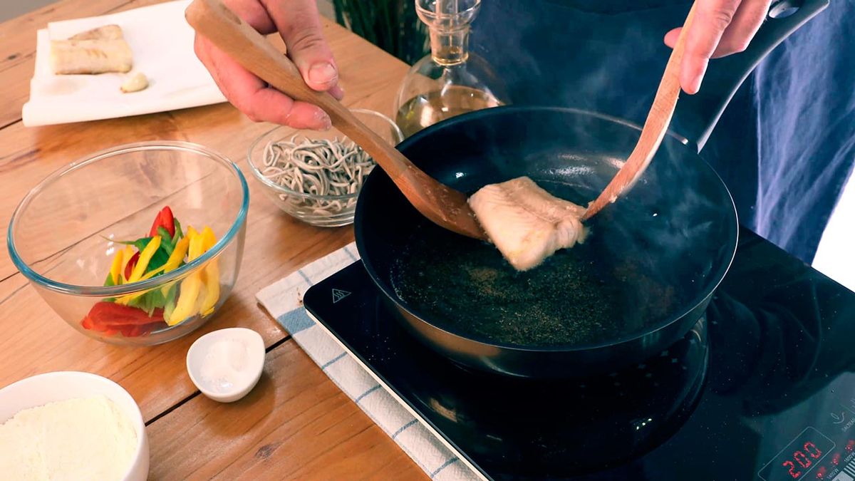 Receta de merluza rellena de gulas y piperrada  paso 2