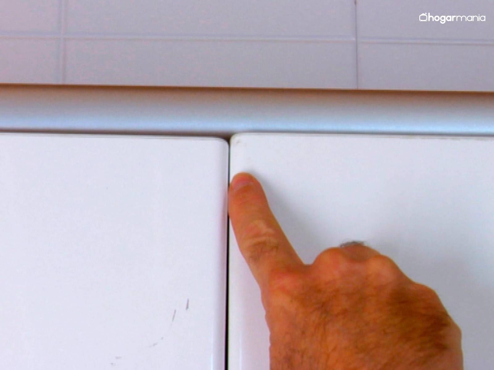 Cómo regular una bisagra de cazoleta