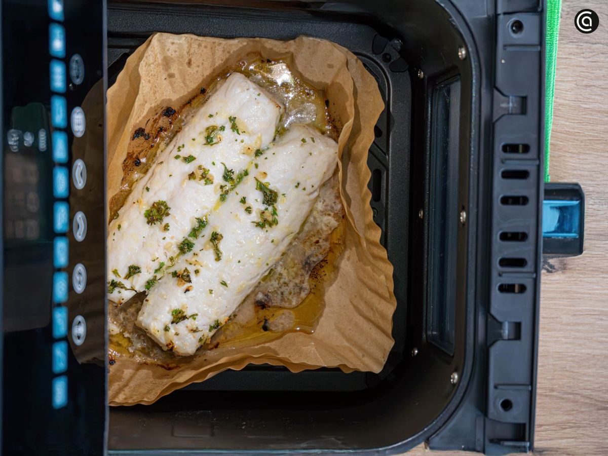 Retira la merluza de la freidora de aire