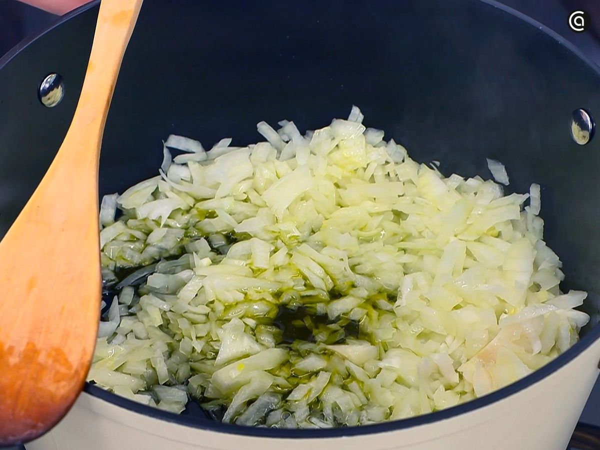 Sofrito de cebolla con manteca para el goulash de carrilleras