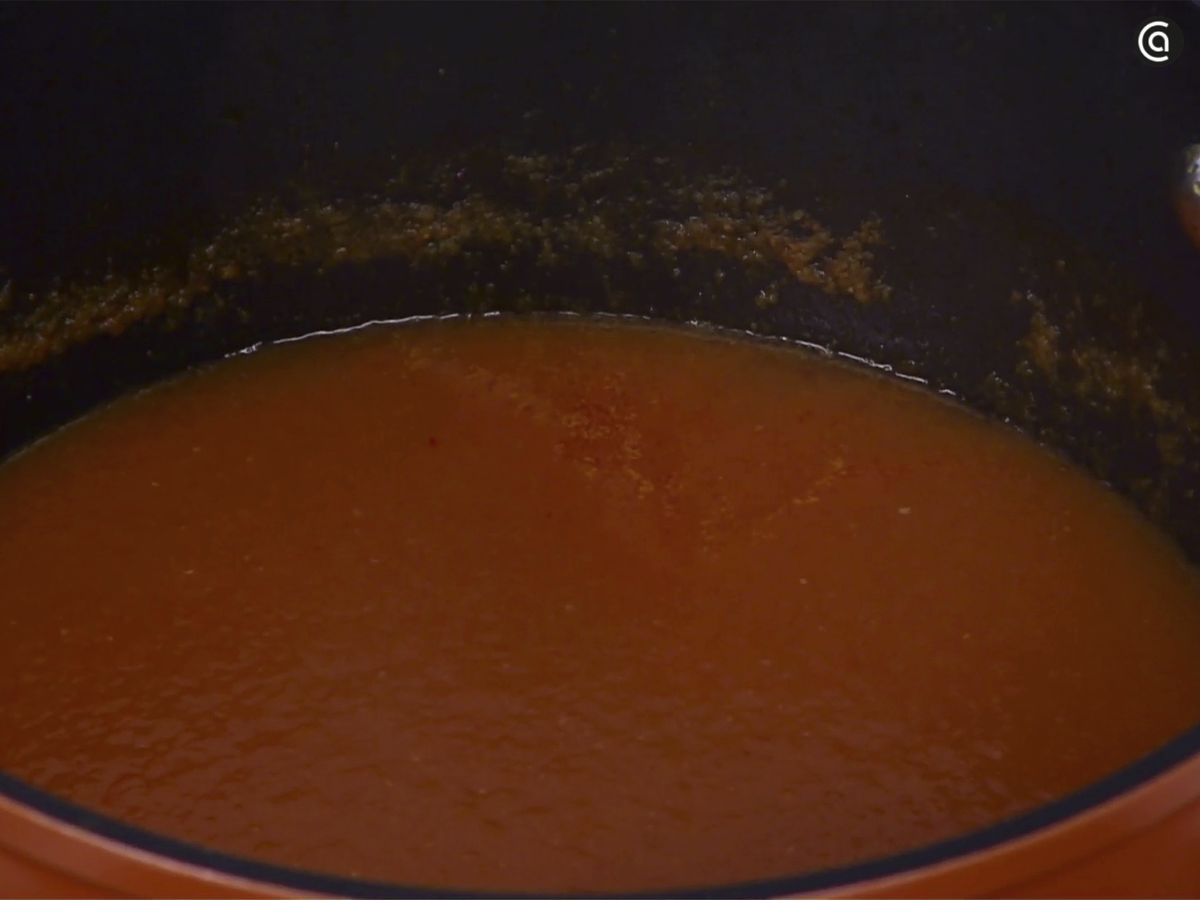 Sofríe la salsa en una cazuela