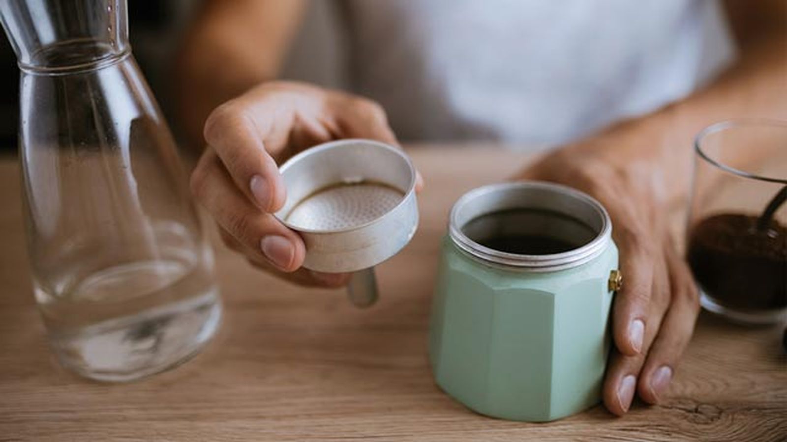 Agua caliente y vinagre de limpieza, las claves para lavar la cafetera sin usar jabón. Agua caliente y vinagre de limpieza, las claves para lavar la cafetera sin usar jabón.