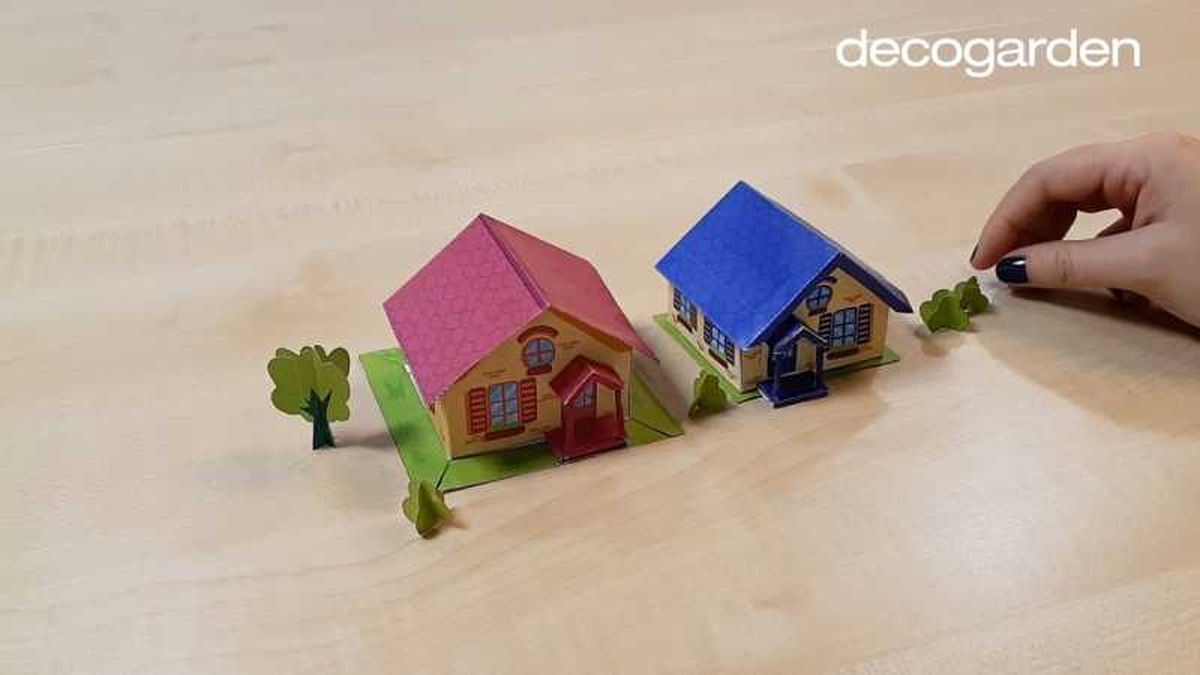 Adornar las casas de papel terminadas con árboles.