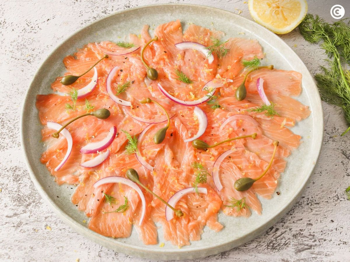 Repartir las alcaparras sobre el carpaccio de salmón