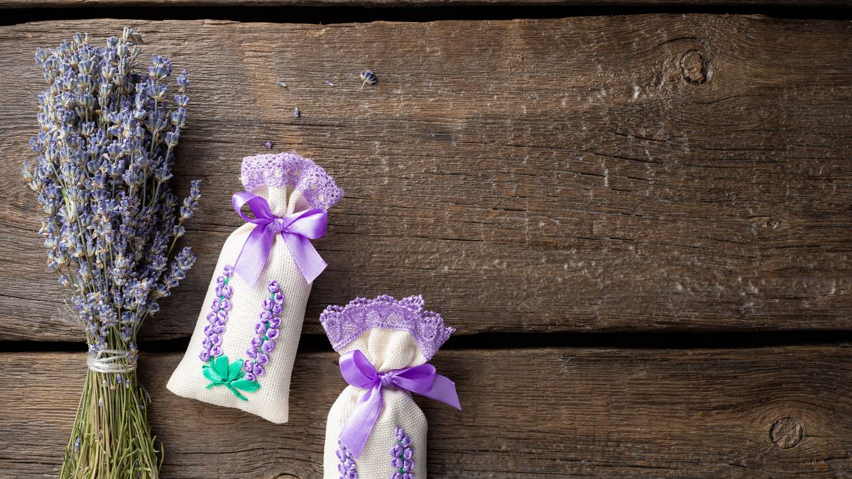 Añade unos sacos de lavanda u otras hierbas para perfumar el cajón