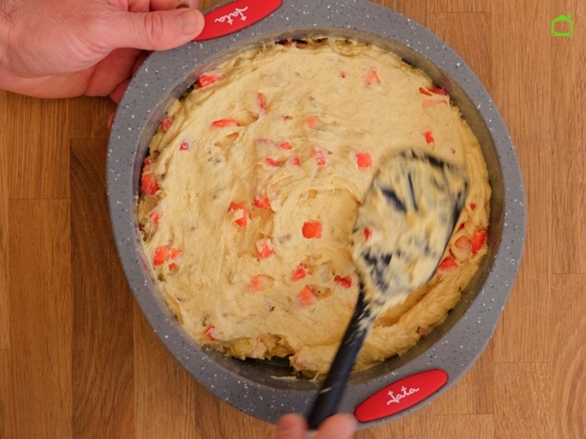 Agrega las fresas y las nueces y hornea