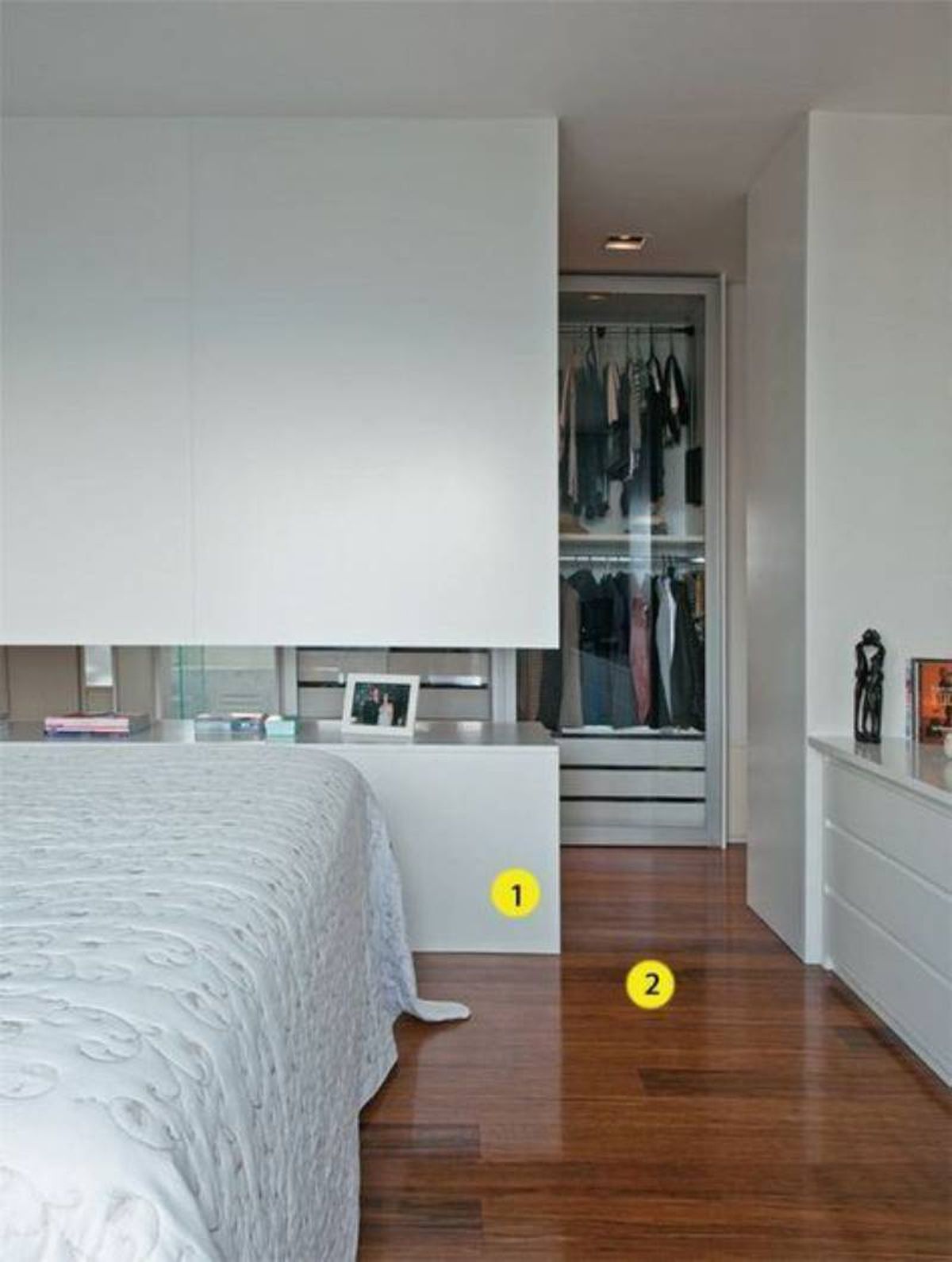 Dormitorio con vestidor detrás de un murete.