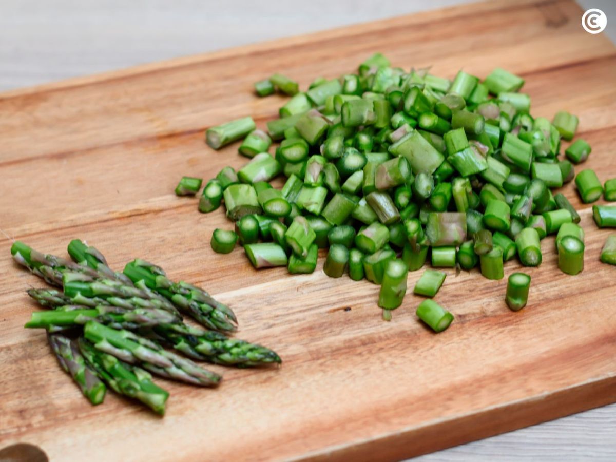 Cortar los espárragos verdes para hacer en crema