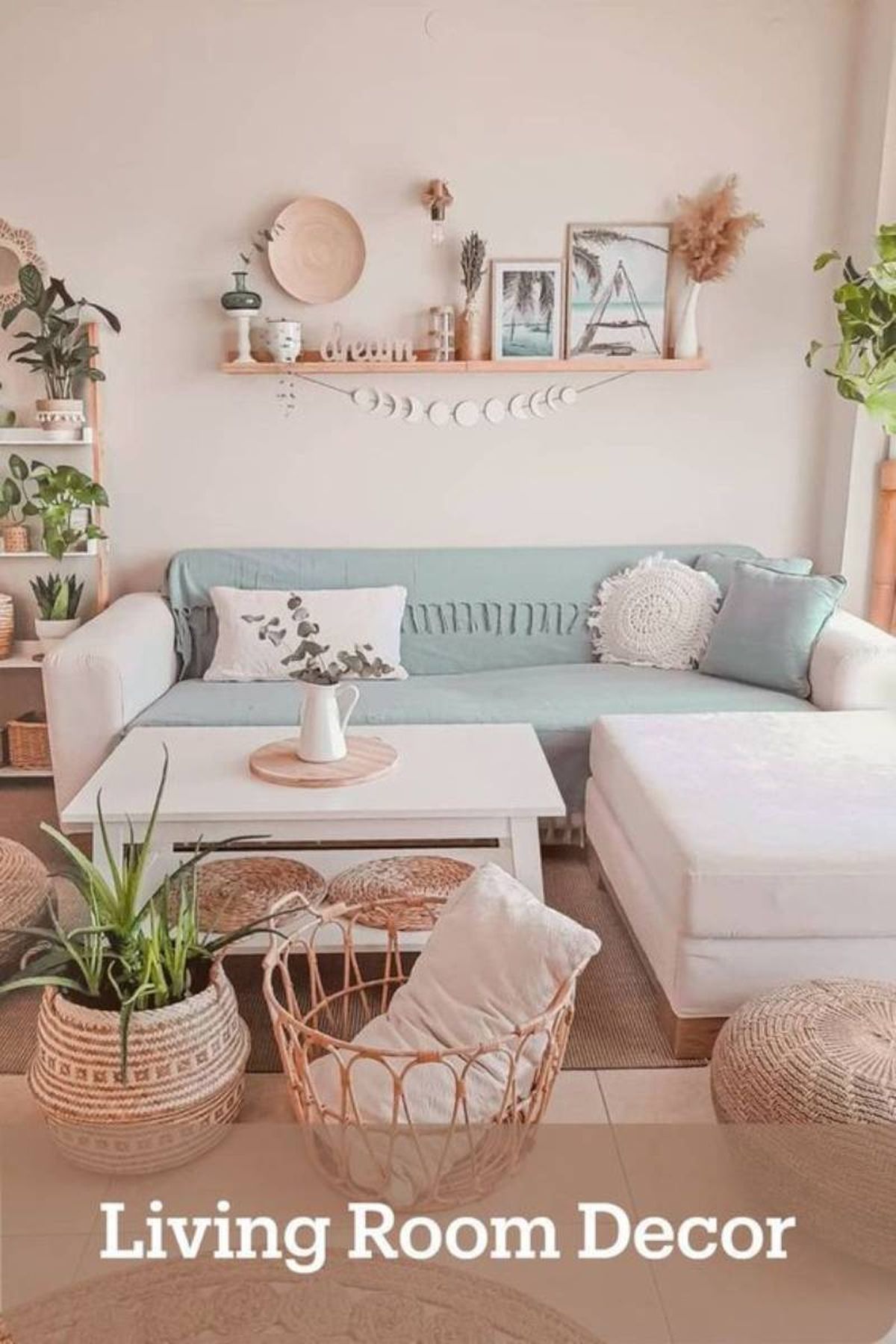 Salón en tonos claros con sofá azul y muebles de fibras naturales.