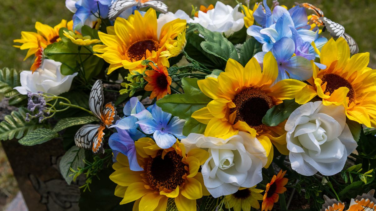 Las flores artificiales están disponibles en una gran variedad de materiales y estilos